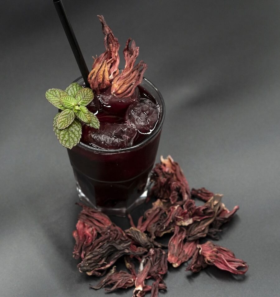 Scopri i cocktail e le bevande africane di Ciwara a Palermo: bissap, madd, mojito al baobab e altre creazioni dal gusto afro-mediterraneo.